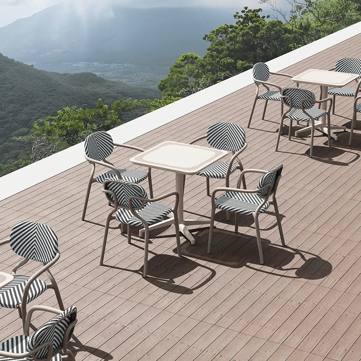 Terrasse panoramique illustrant les tendances de l’hôtellerie extérieure en 2026