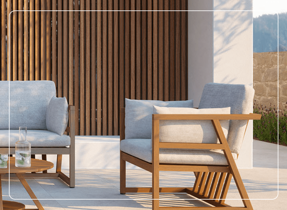 Salon extérieur d’hospitalité moderne avec mobilier haut de gamme en bois, coussins confortables et design contemporain, créant une expérience accueillante et raffinée pour les invités.