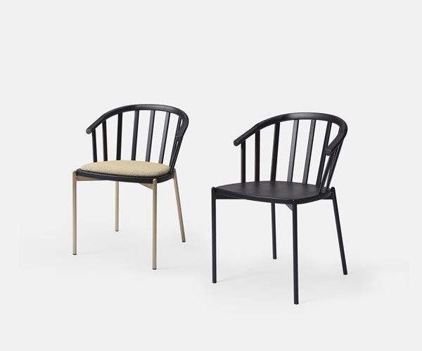 A pair of black chairs sitting next to each other
